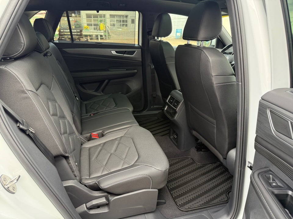 2026 Volkswagen Atlas Cross Sport SE with Technology