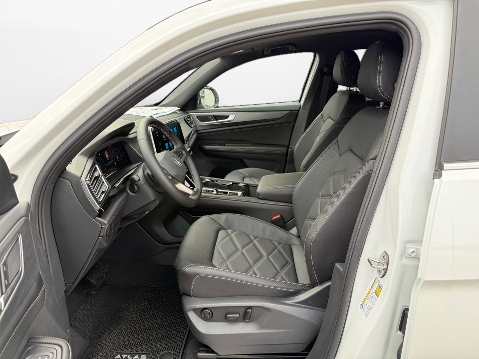 2026 Volkswagen Atlas Cross Sport SE with Technology