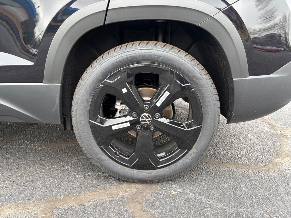 2026 Volkswagen Taos SE Black