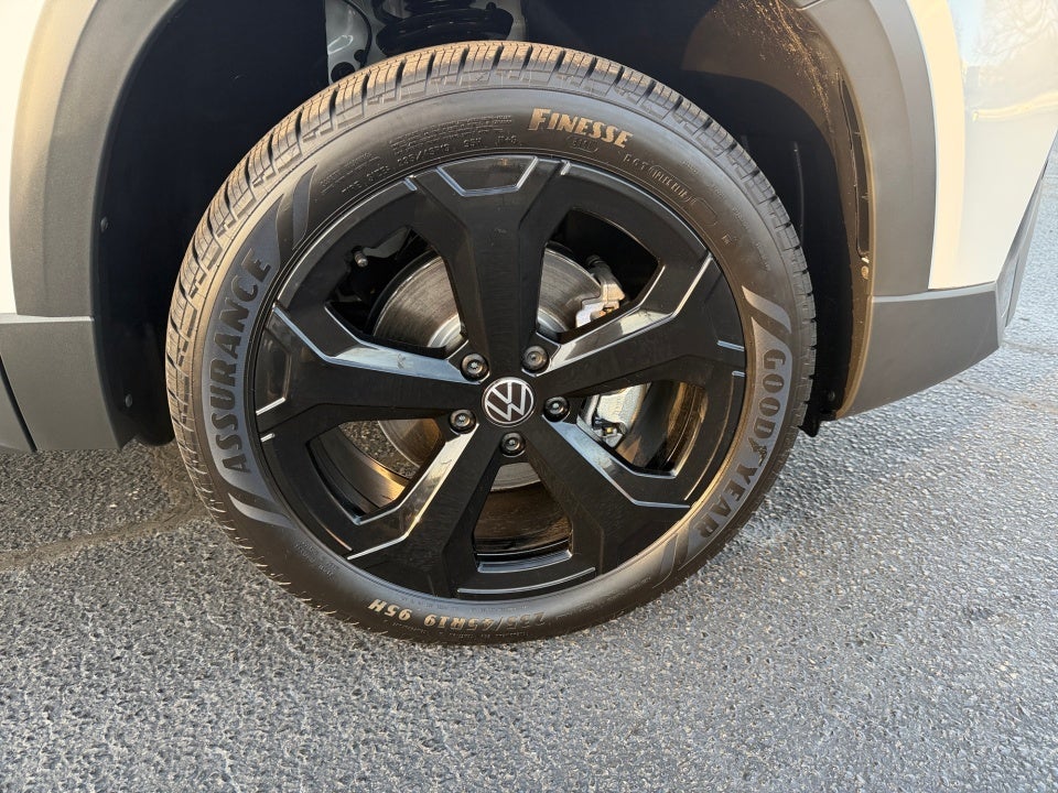 2026 Volkswagen Taos SE Black