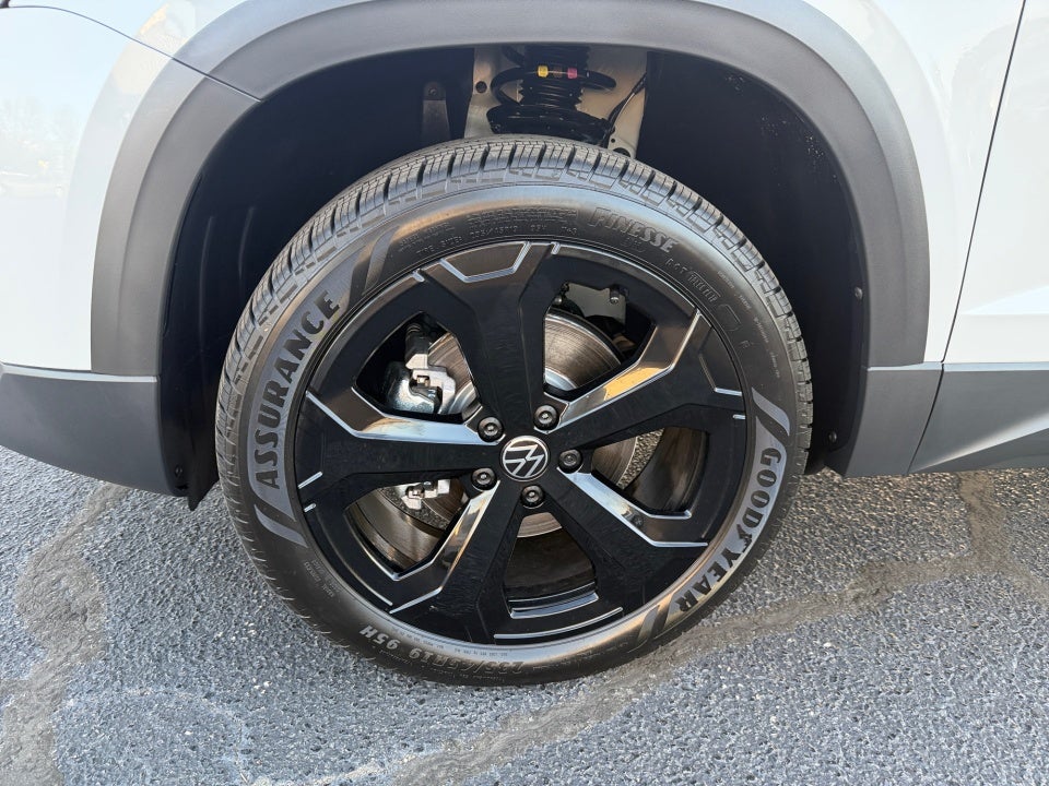 2026 Volkswagen Taos SE Black