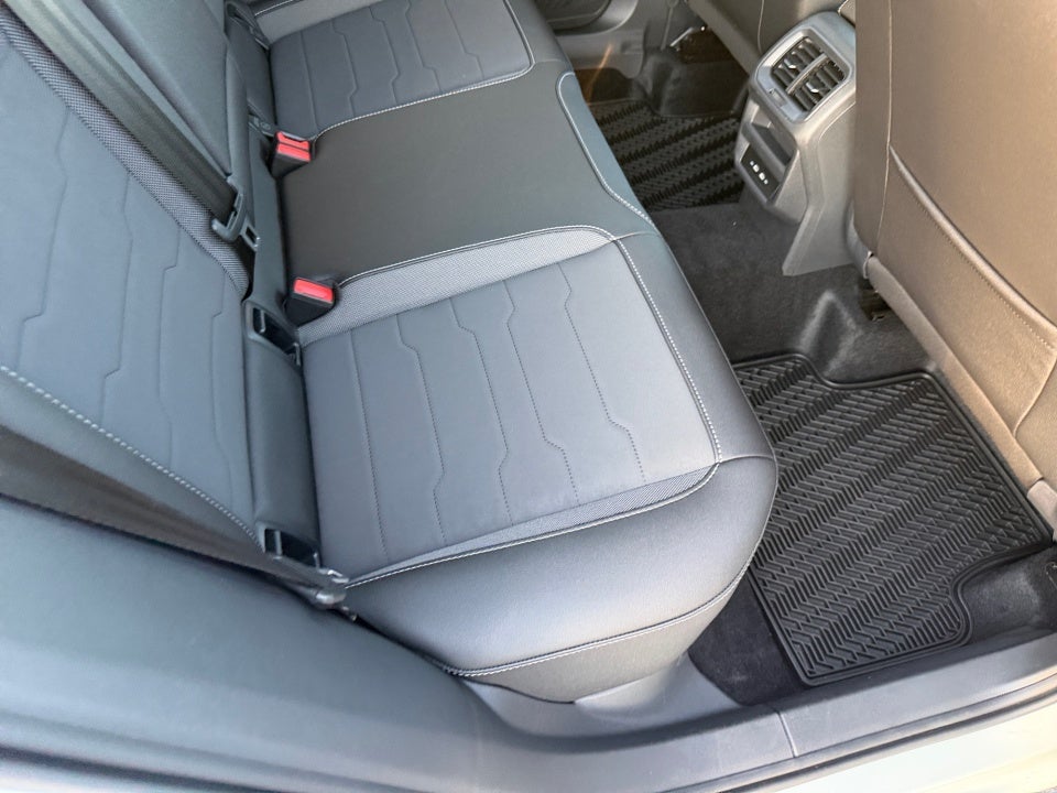 2026 Volkswagen Taos SE Black