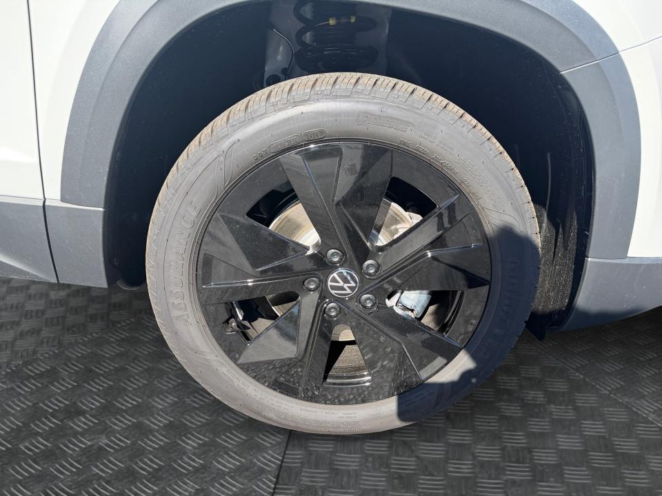 2027 Volkswagen Taos SE Black