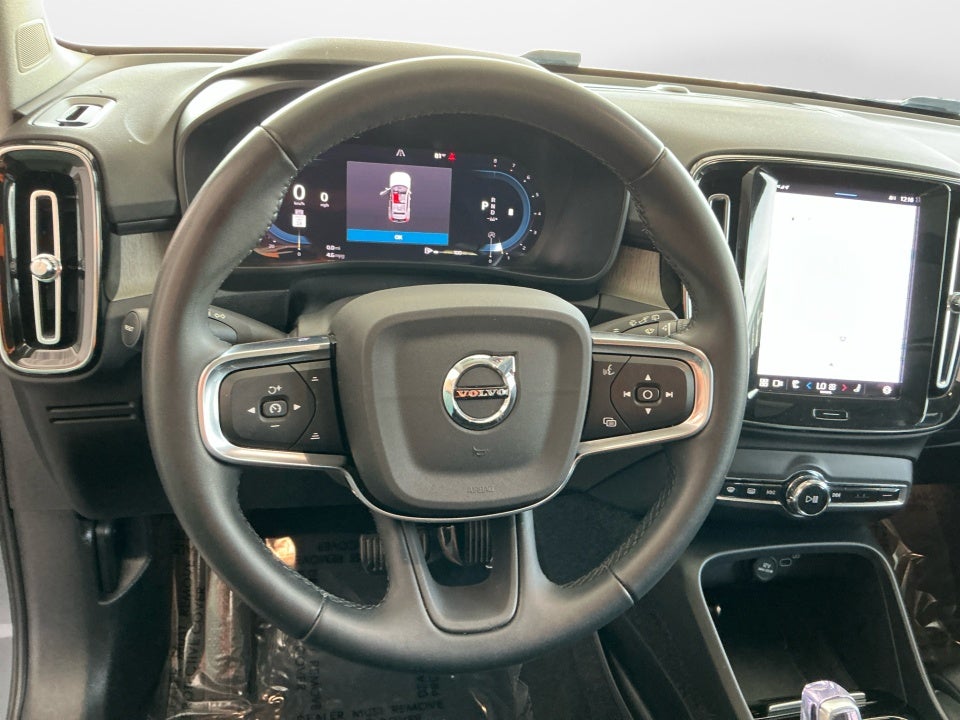 2023 Volvo XC40 B5 Plus Dark Theme