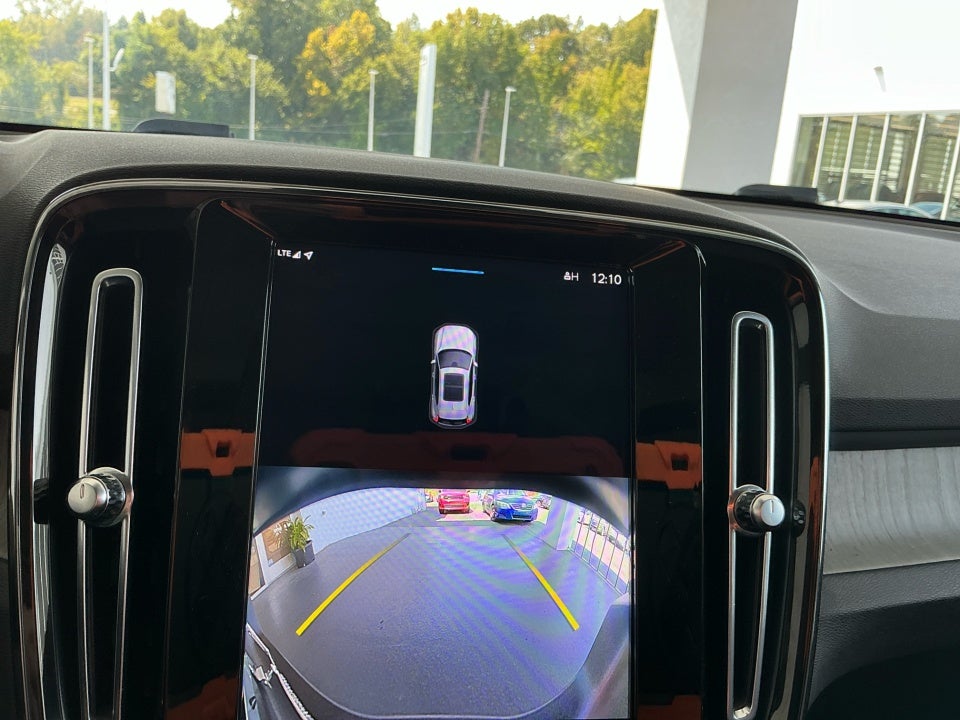 2023 Volvo XC40 B5 Plus Dark Theme