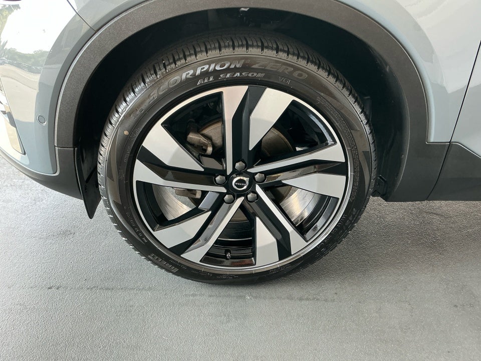 2023 Volvo XC40 B5 Plus Dark Theme