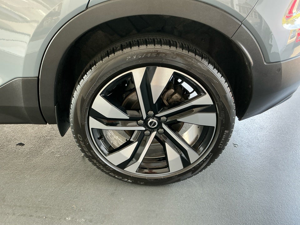 2023 Volvo XC40 B5 Plus Dark Theme