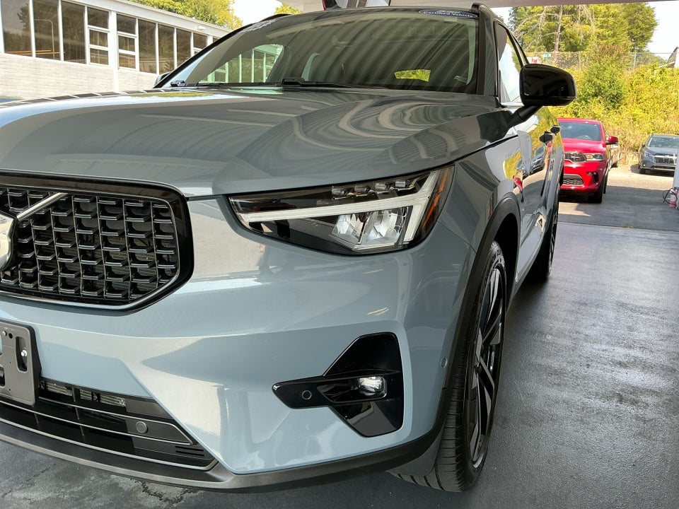 2023 Volvo XC40 B5 Plus Dark Theme