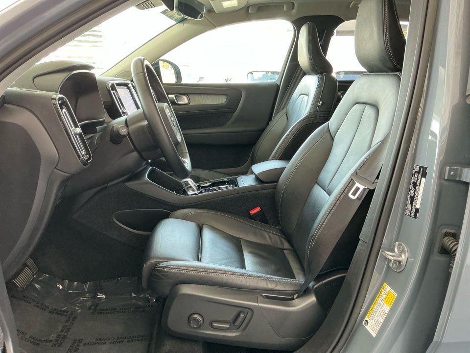 2023 Volvo XC40 B5 Plus Dark Theme