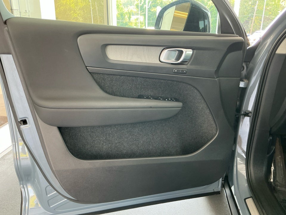 2023 Volvo XC40 B5 Plus Dark Theme