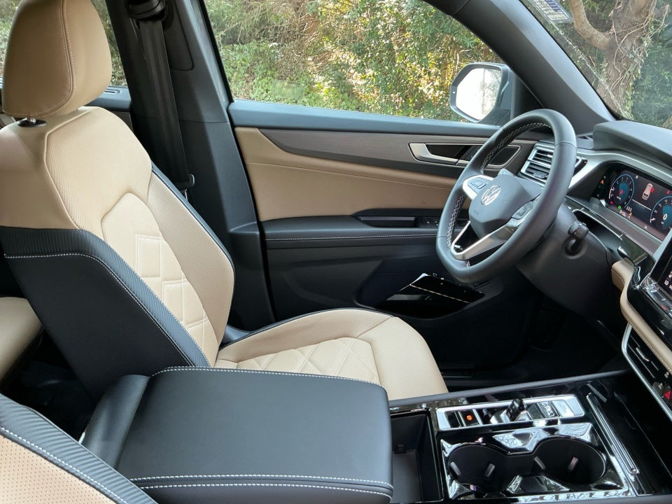 2026 Volkswagen Atlas Cross Sport SE with Technology