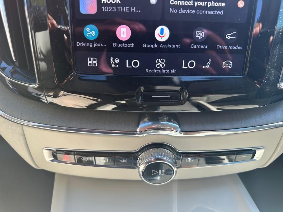 2024 Volvo XC60 Plus Dark Theme