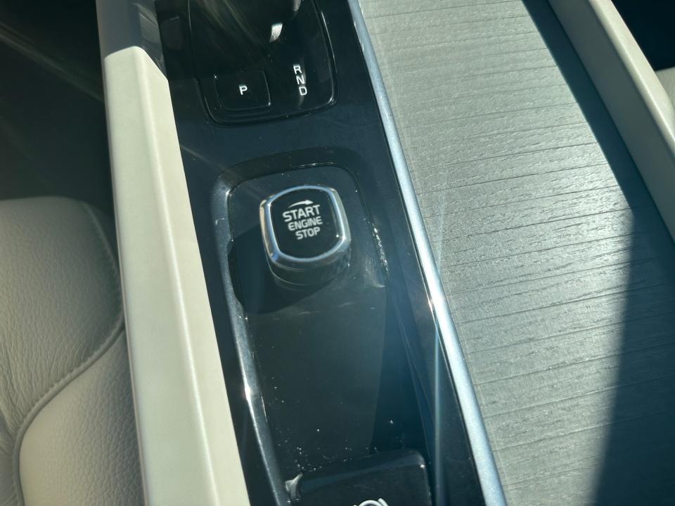 2024 Volvo XC60 Plus Dark Theme