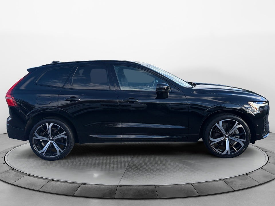 2023 Volvo XC60 B6 Ultimate Dark Theme