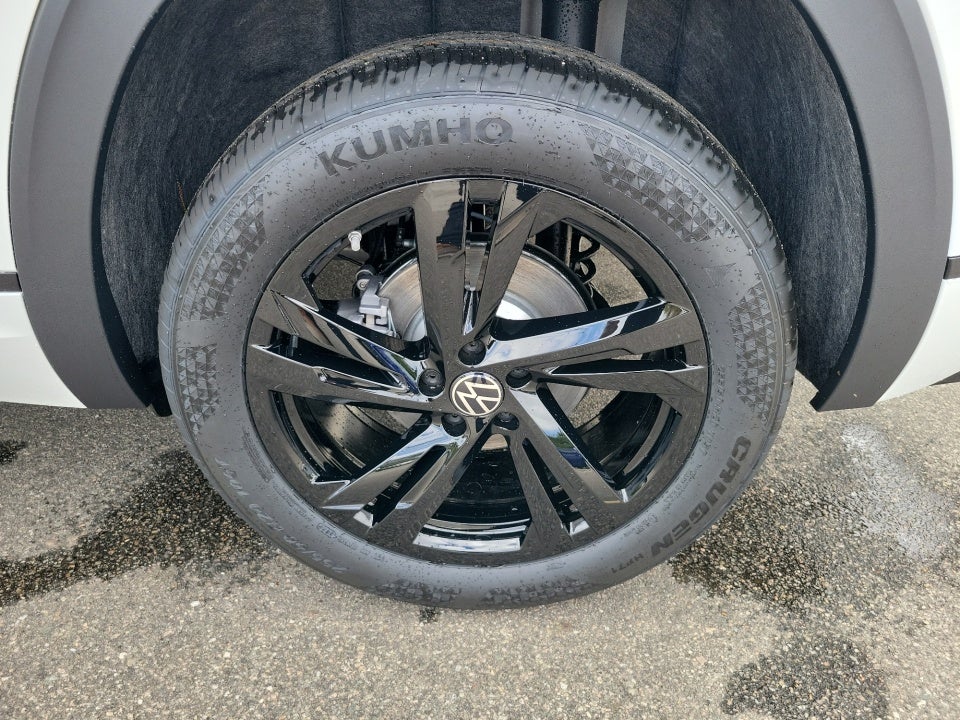 2026 Volkswagen Atlas Cross Sport SEL R-Line Black