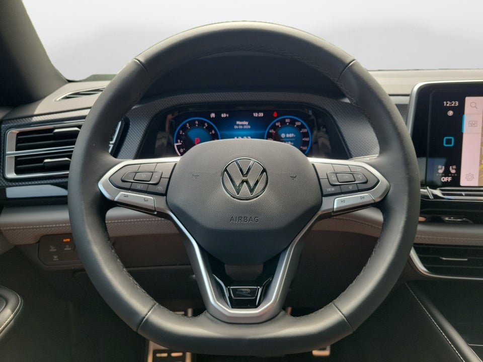 2026 Volkswagen Atlas Cross Sport SEL R-Line Black