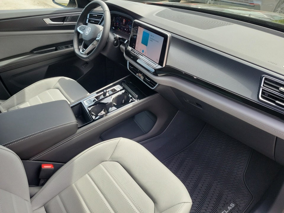 2026 Volkswagen Atlas Cross Sport SEL R-Line Black