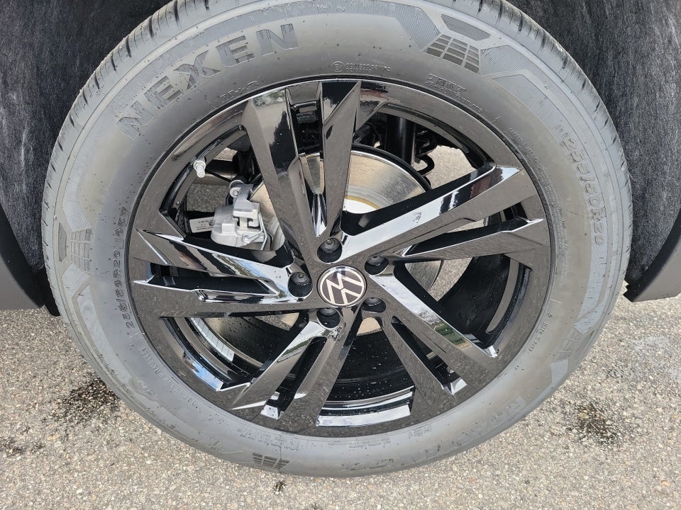 2026 Volkswagen Atlas Cross Sport SEL R-Line Black