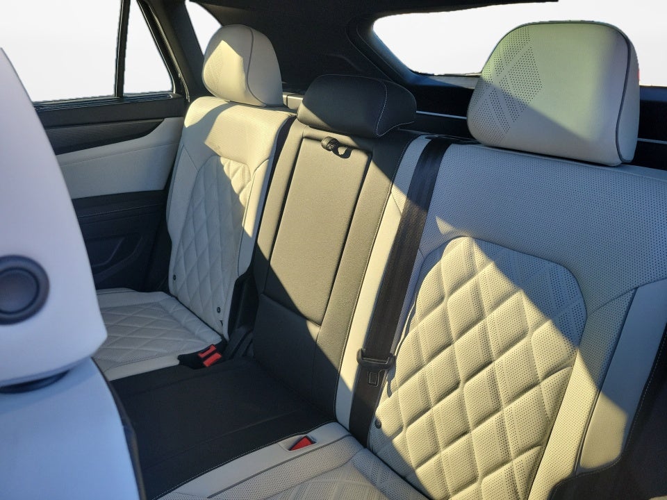 2025 Volkswagen Atlas Cross Sport 2.0T SEL Premium R-Line