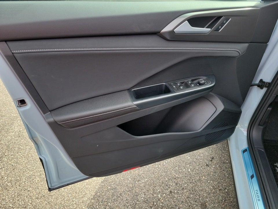 2026 Volkswagen Taos SE Black