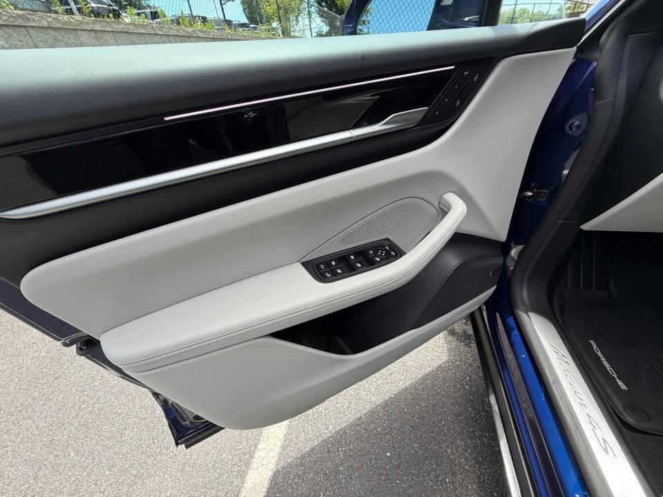 2025 Porsche Macan Electric 4S