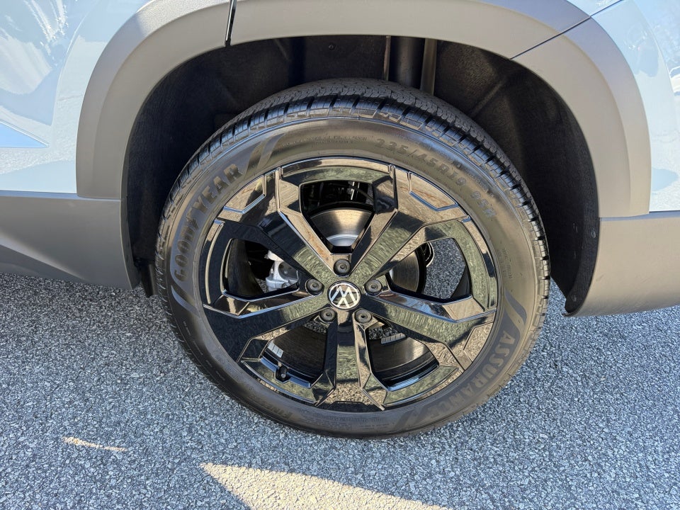 2026 Volkswagen Taos SE Black