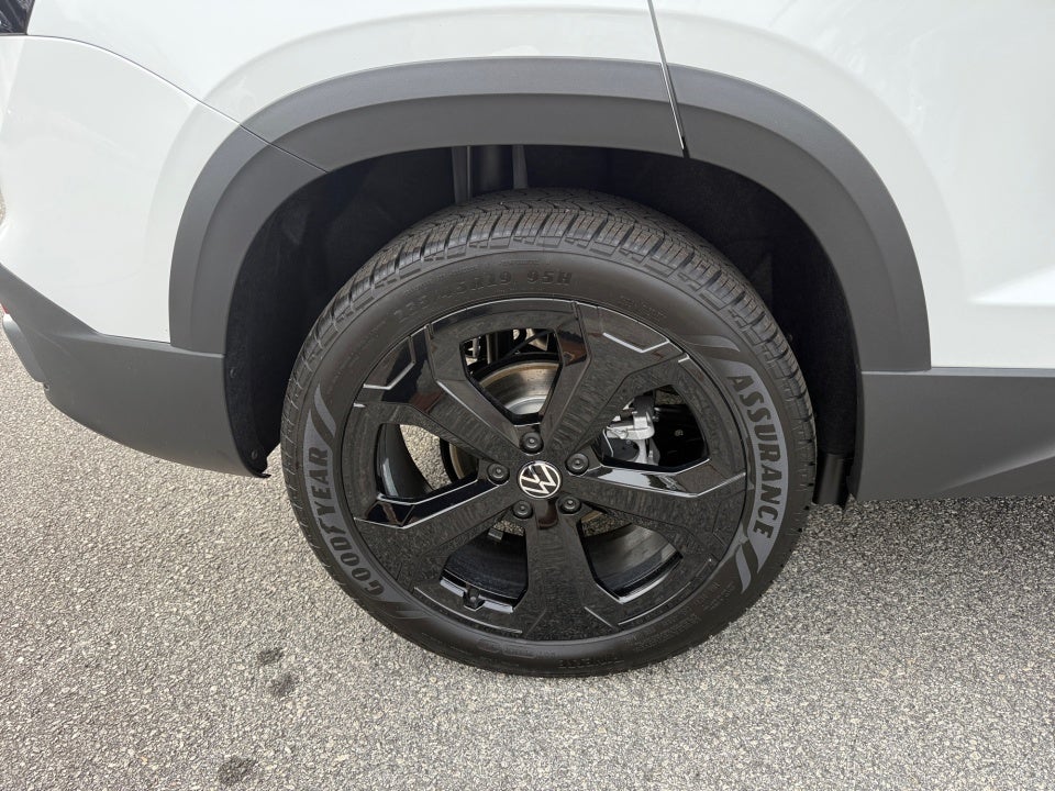 2026 Volkswagen Taos SE Black