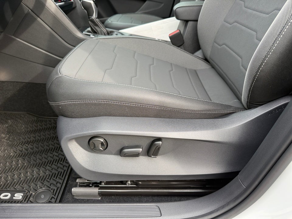 2026 Volkswagen Taos SE Black