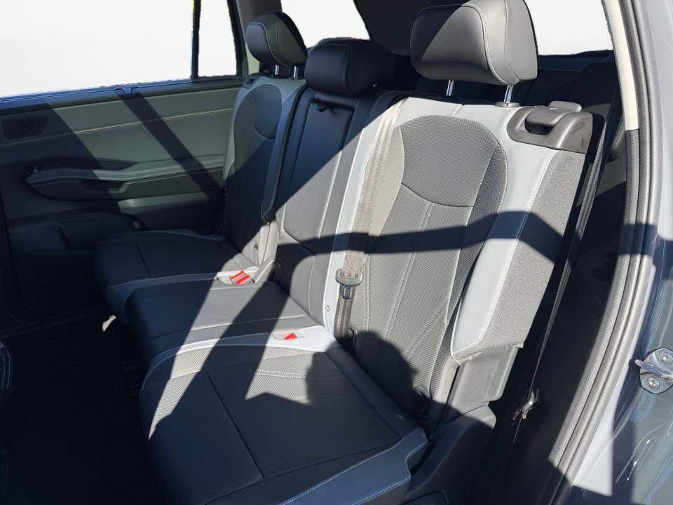 2027 Volkswagen Atlas SE w/Technology