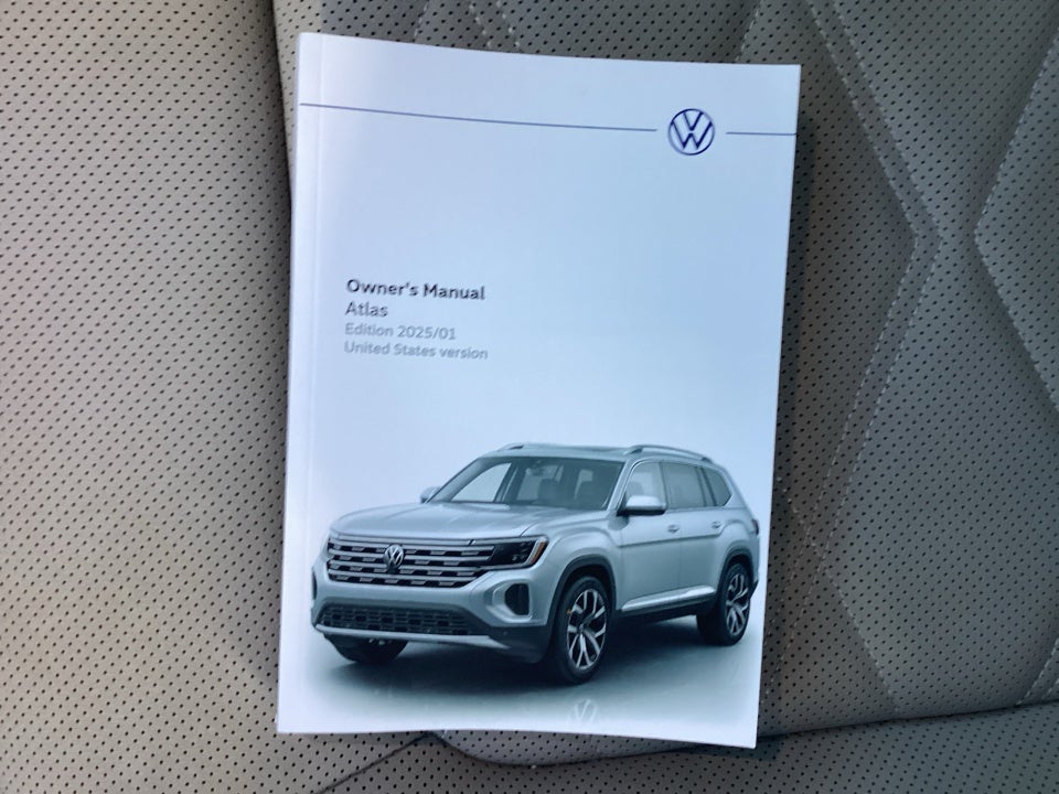 2025 Volkswagen Atlas 2.0T SE w/Technology