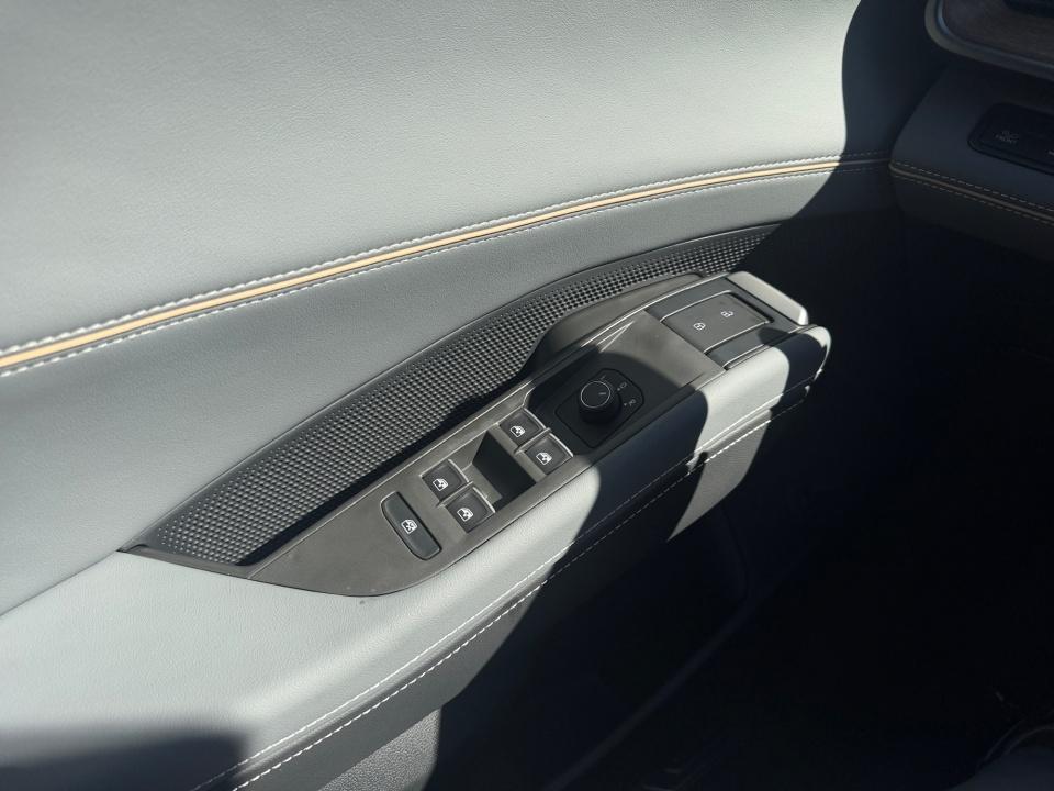 2027 Volkswagen Atlas SE w/Technology