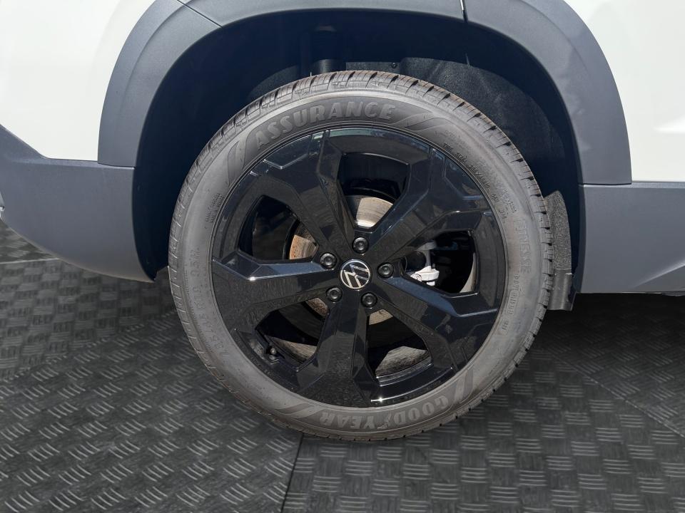 2027 Volkswagen Taos SE Black