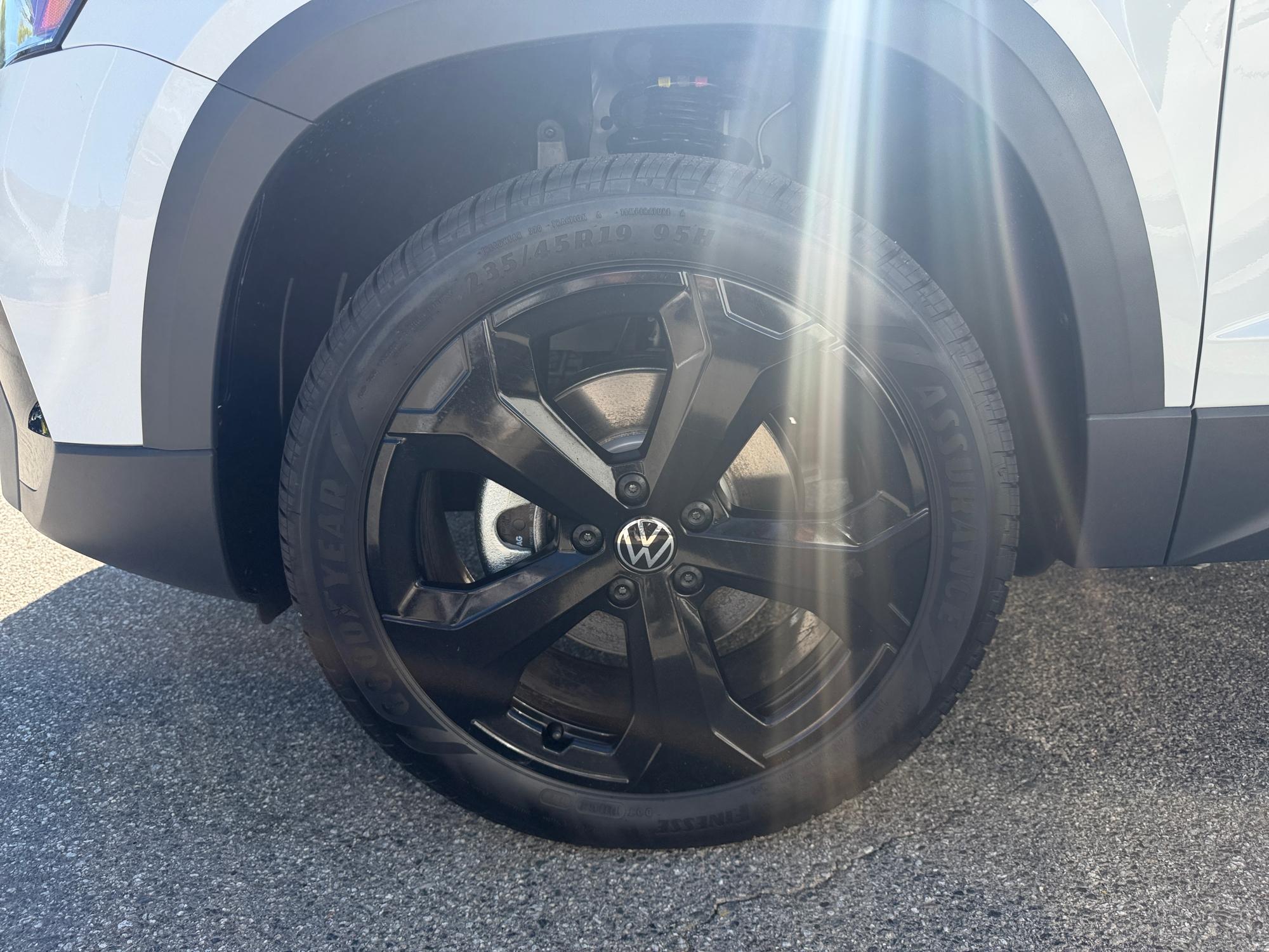 2027 Volkswagen Taos SE Black