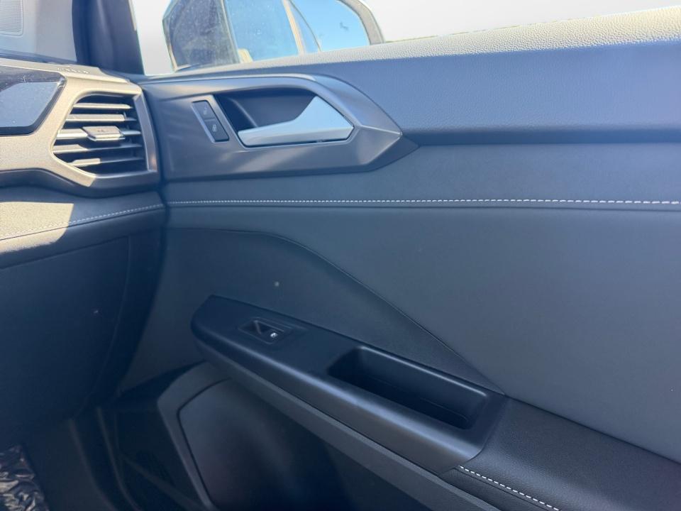 2027 Volkswagen Taos SE Black