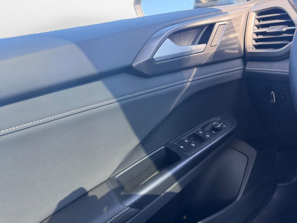 2027 Volkswagen Taos SE Black