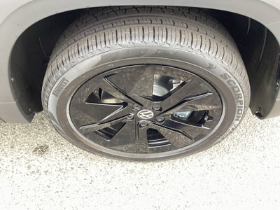 2026 Volkswagen Taos SE Black