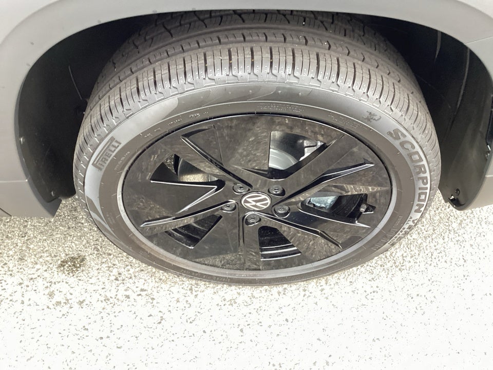 2026 Volkswagen Taos SE Black