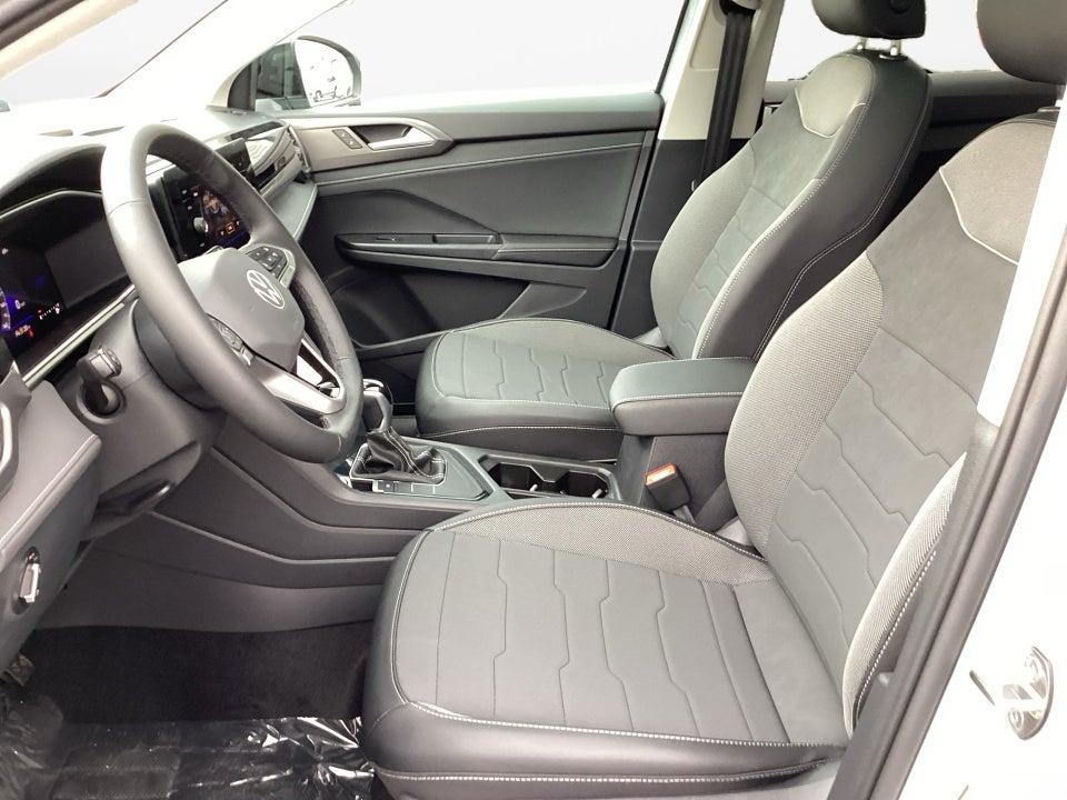 2026 Volkswagen Taos SE Black