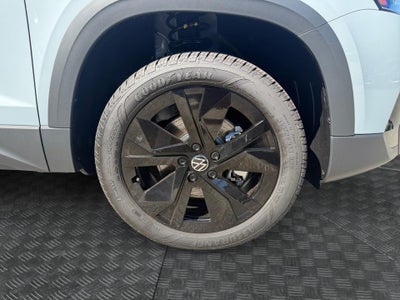 2027 Volkswagen Taos SE Black