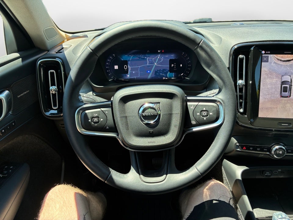 2025 Volvo XC40 B5 Ultra Bright Theme