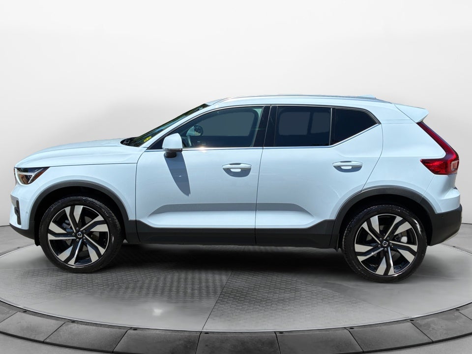 2025 Volvo XC40 B5 Ultra Bright Theme