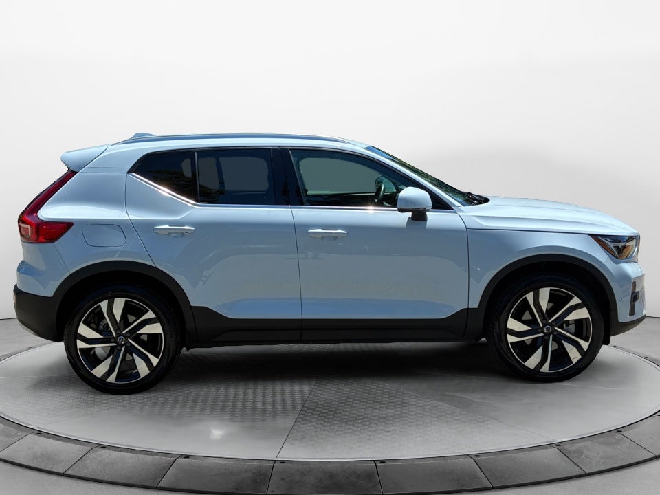 2025 Volvo XC40 B5 Ultra Bright Theme