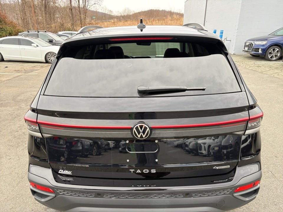 2026 Volkswagen Taos SE Black